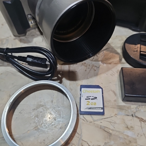 Panasonic LUMIX DMC-FZ10 digital camera W/ Bag, 2gb Memory Card TESTED W… - Picture 2 of 15